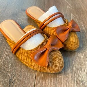 Girls Toddler TAN SLIPPERS/SLIDES SZ 28/US 11.5/AGE 4-5
